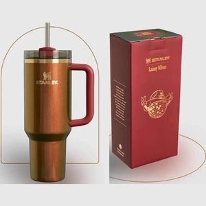 Lainey Wilson Country Gold 40oz Stanley